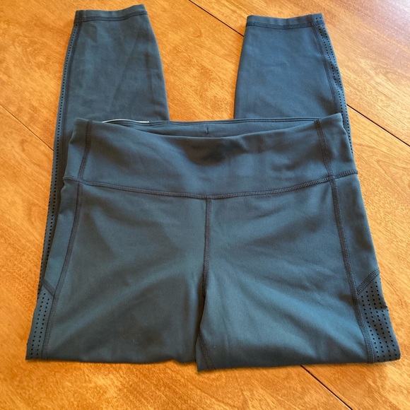 EUC GAPfit blackout workout leggings. Capri - Picture 2 of 11